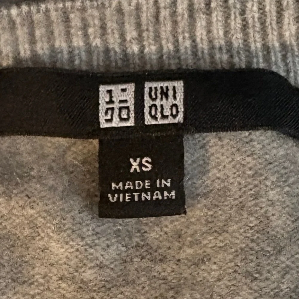 Uniqlo Womens Cashmere Cardigan XS Gray Cropped Minimalist Lightweight Classic